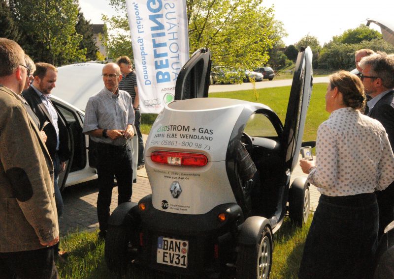 Dr. Klaus Horchelhahn, Geschäftsführer der EVE GmbH demonstriert des firmeneigene Elektrofahrzeug Twizy (Renault)